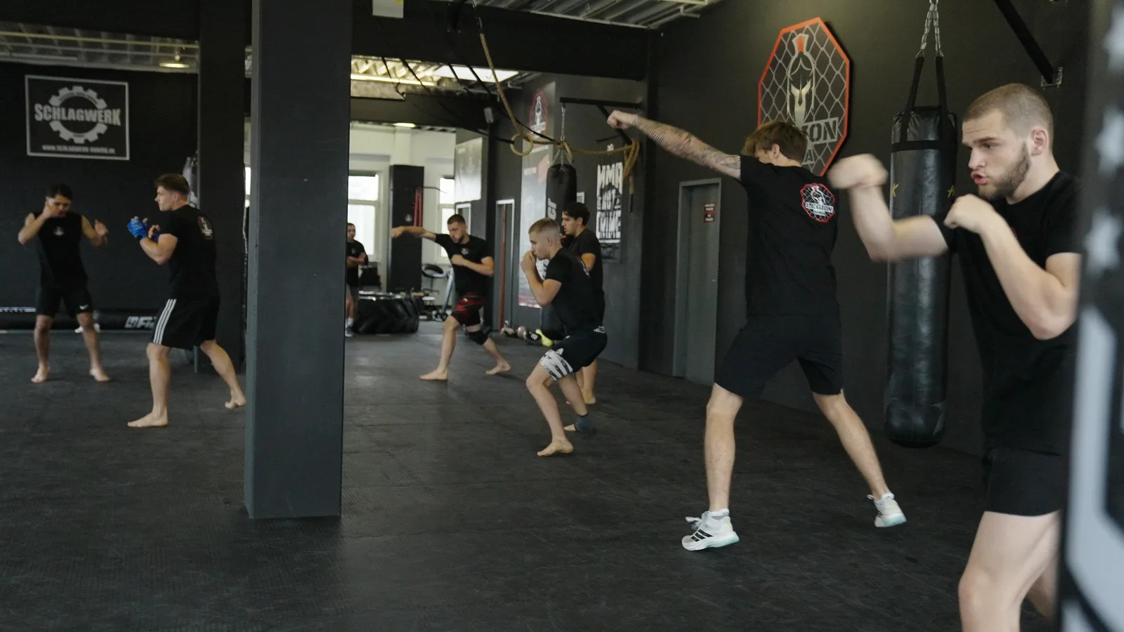 Gruppentraining in der Halle von Legion MMA