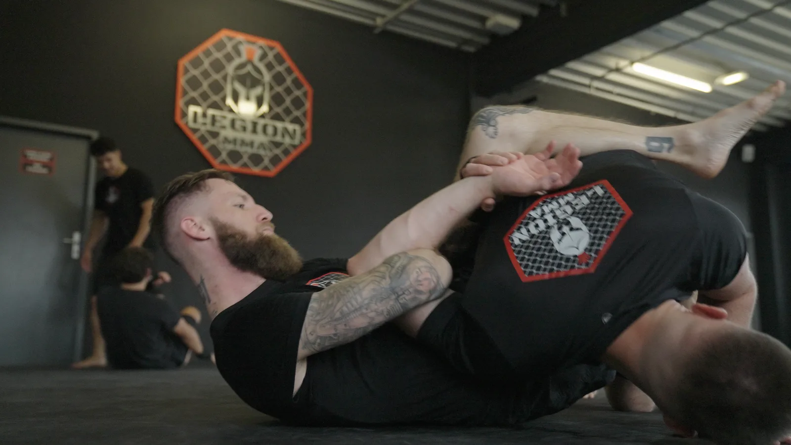 Armhebel aus der Guard beim MMA-Training