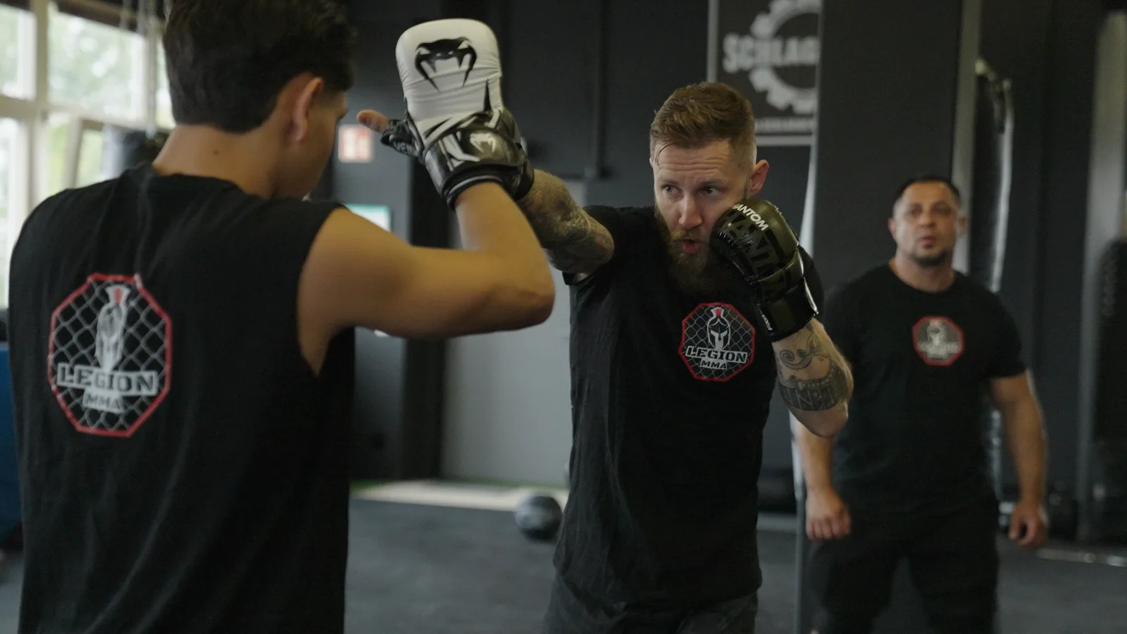 Cross mit MMA-Handschuhen im Training