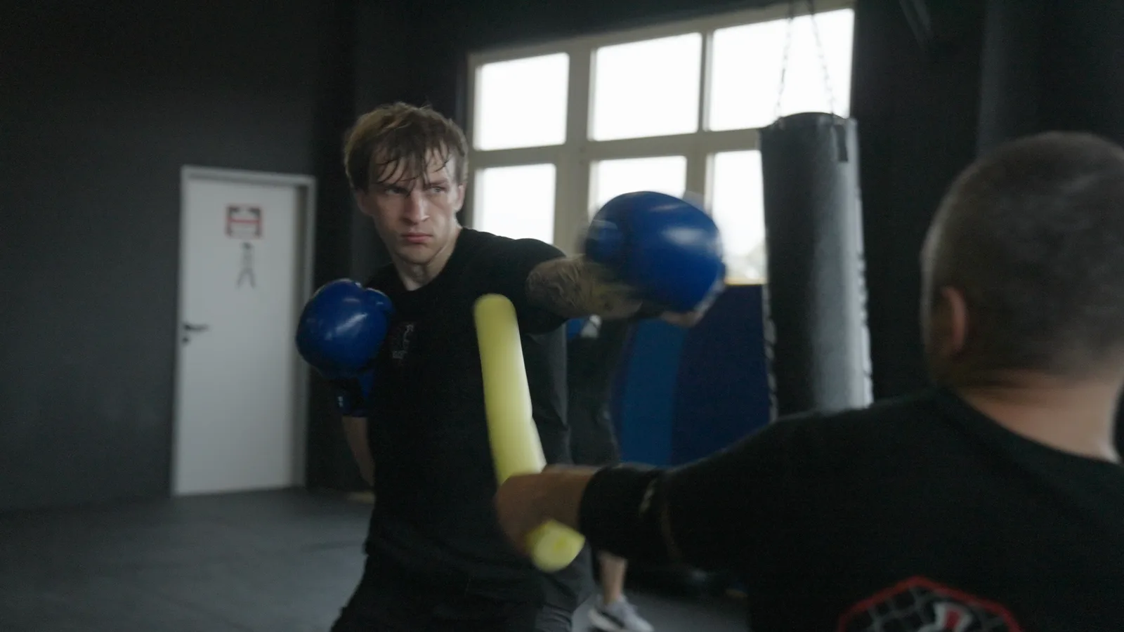 Reaktionstraining mit Handschuhen und Schlagpolster