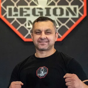 Eugen Algazin, Boxen-Trainer bei Legion MMA, vor dem Vereinslogo